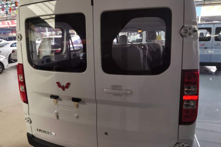 Used Wuling Yangguang 2024 300KM Comfort Version Passenger Van 75kW