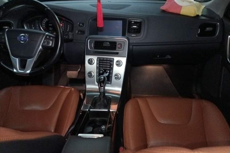 Used Volvo S60 2014 S60L 2.0T Zhiyuan Edition
