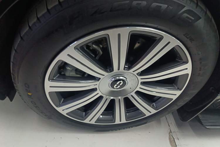 Used Hima AITO M8 2025 Extended-Range Max Version 37 kWh 5-Seater Exterior 4