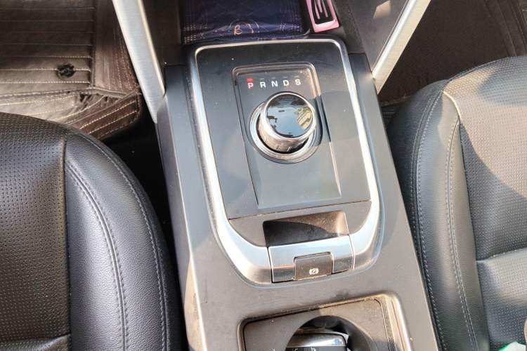 Used Land Rover Discovery Sport 2018 240 PS SE Version Gear Lever