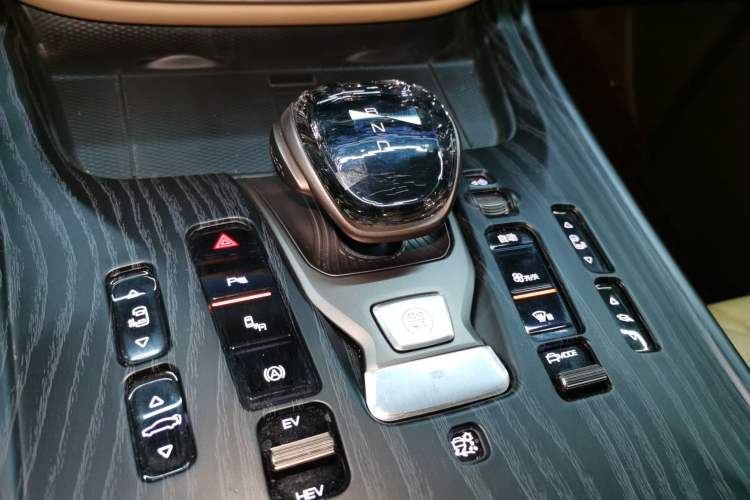 Used Denza D9 2022 DM-i 970 Four-Wheel Drive Prestige Model