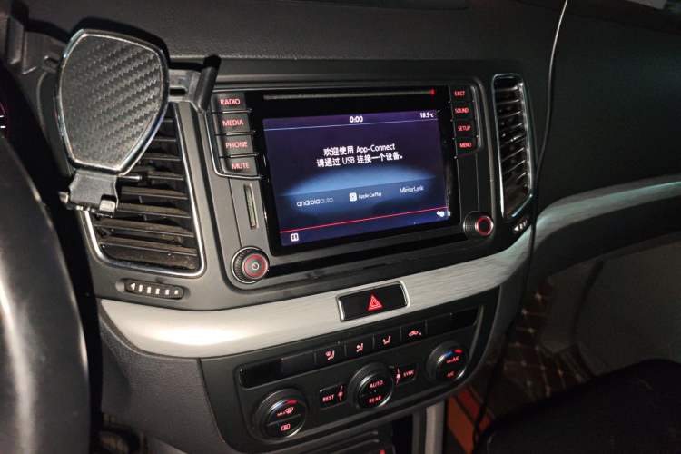 Used Volkswagen Sharan 2016 280TSI Enjoyment Model 7-Seater Audio And AC Panel