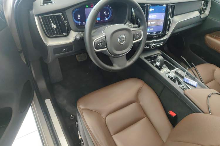 Used Volvo XC60 2025 B5 4x4 Smart Luxury Edition Driver Seat