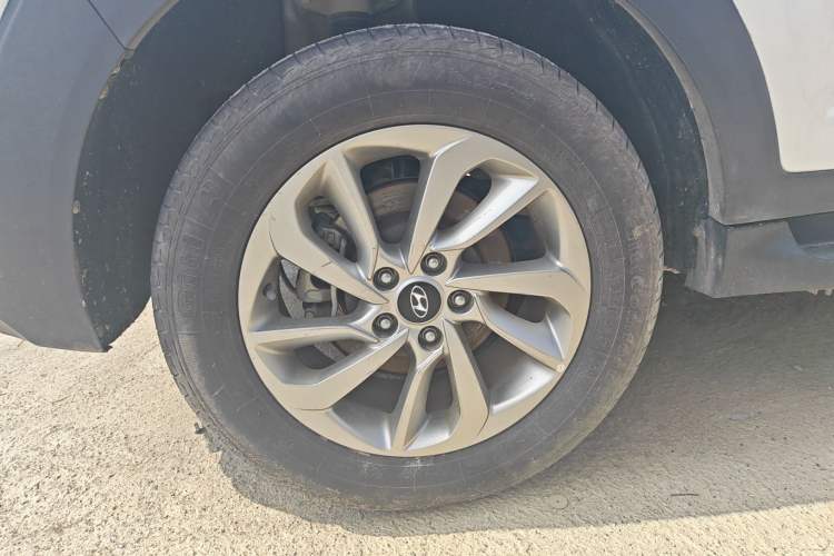 Used Hyundai Tucson 2015 1.6T Dual-Clutch Two-Wheel-Drive Smart Model Exterior 5