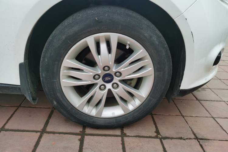 Used Ford Focus 2012 Sedan 1.6L Manual Comfort Model
