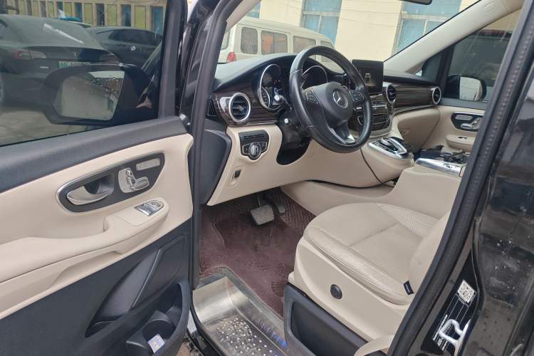 Used Mercedes-Benz V-Class 2018 V 260 Avantgarde Edition China VI
