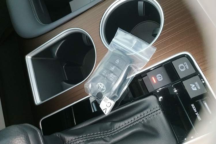 Used Toyota SIENNA 2026 Model 2.5L Dual-Engine Two-Wheel-Drive Comfort Edition Vehicle Key