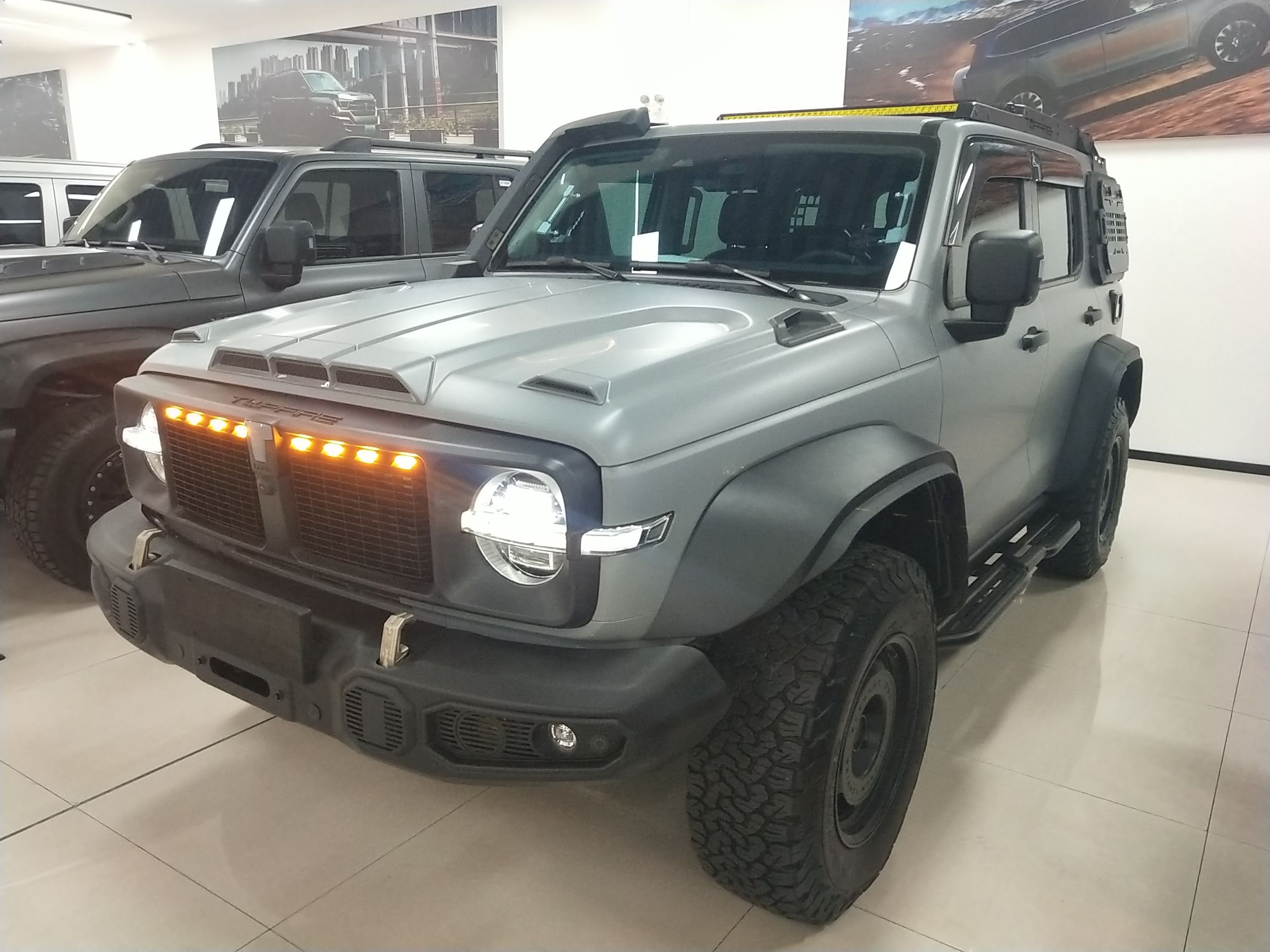 تحت مقدمة السيارة