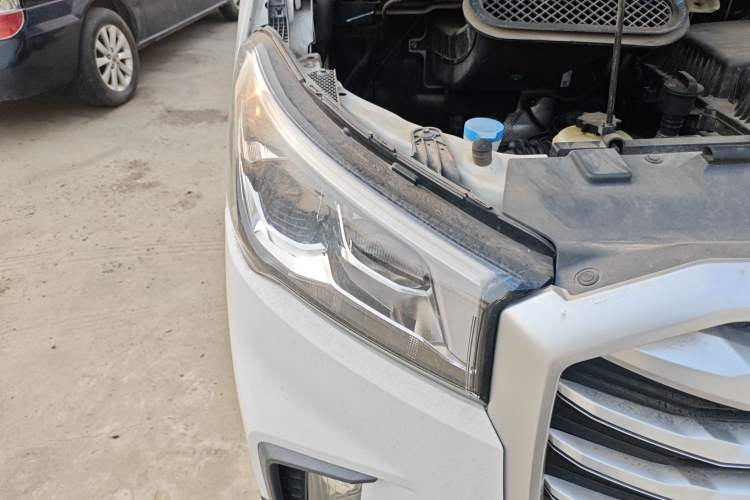 Used SAIC MAXUS Xintu V90 2020 2.0T AMT Yunjie Edition Front-Wheel Drive Rear Single Tire Short Wheelbase Mid-Height 6-Seater Right Front Headlight