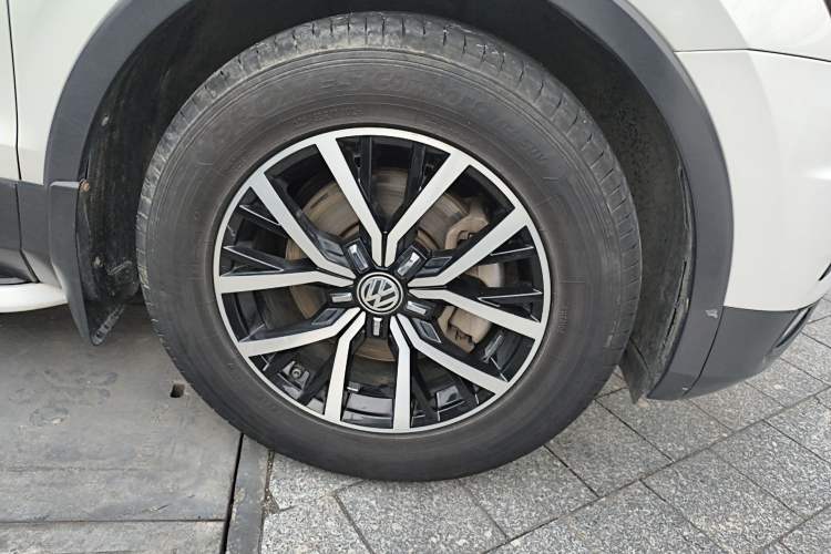 Used Volkswagen Tiguan L 2017 330TSI Automatic Two-Wheel Drive Luxury Edition Right Front Wheel Hub