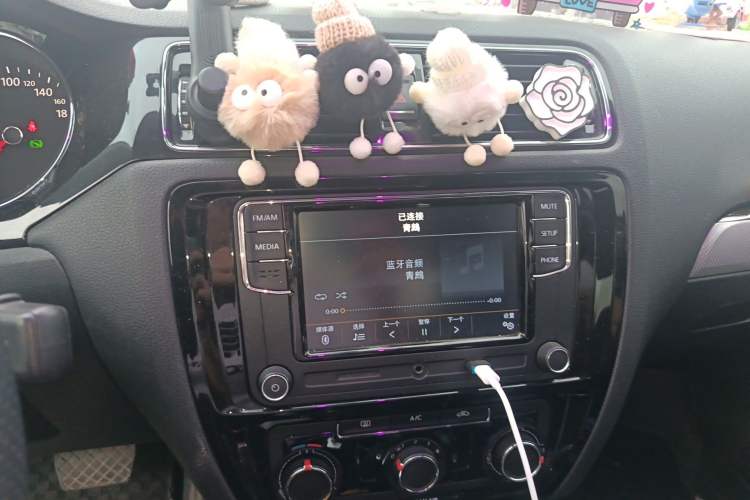 Used Volkswagen Sagitar 2015 1.6L Automatic Comfort Model Audio And AC Panel