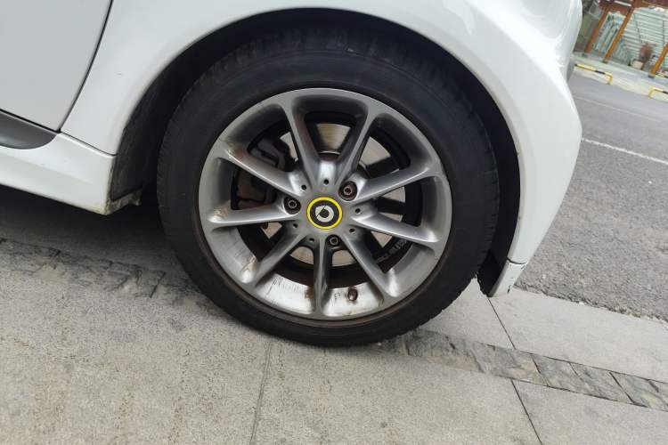 Used smart fortwo 2014 1.0 MHD Hardtop BoConcept Special Edition Right Front Wheel Hub