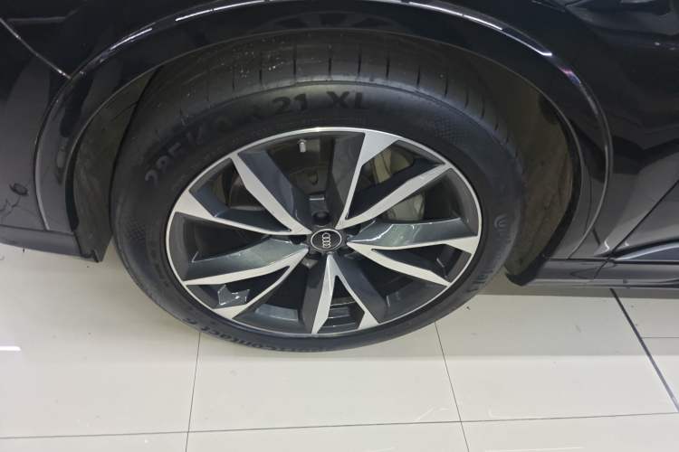 Used Audi Q7 2023 55 TFSI quattro S line Sport Edition Left Front Wheel Hub