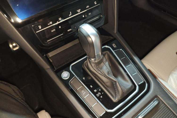 Used Volkswagen Magotan 2023 2 Million Units Commemorative Edition 330TSI DSG Luxury Version Gear Lever