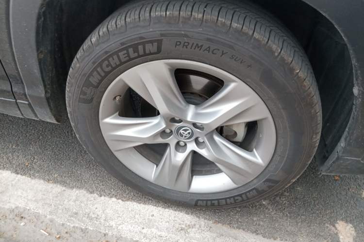 Used Toyota Highlander 2018 2.0T Four-Wheel Drive Luxury Version 7 Seats China VI Standard Right Front Wheel Hub