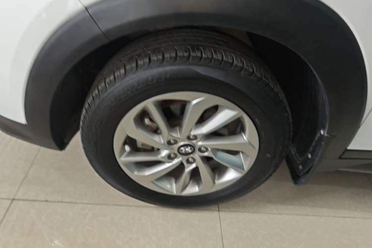 Used Hyundai Tucson 2015 1.6T Dual-Clutch Two-Wheel-Drive Smart Model Left Front Wheel Hub