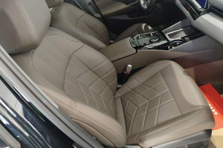 Used BMW 5 Series 2024 525Li M Sport Package Right Front Seat