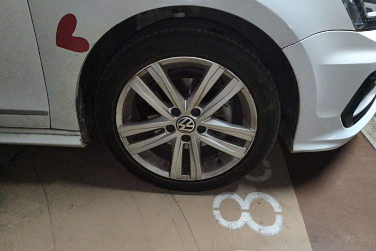 Used Volkswagen Sagitar 2018 280TSI DSG Ignite Edition Right Front Wheel Hub