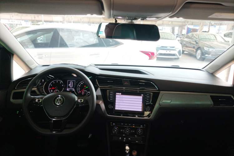Used Volkswagen Touran 2018 Volkswagen Touran L 280TSI DSG Comfort Edition 7 Seats China VI Standard Center Console