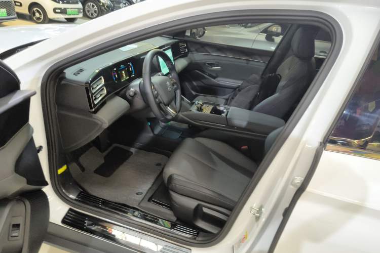 Used BYD Qin L 2024 DM-i 80KM Leading Model
