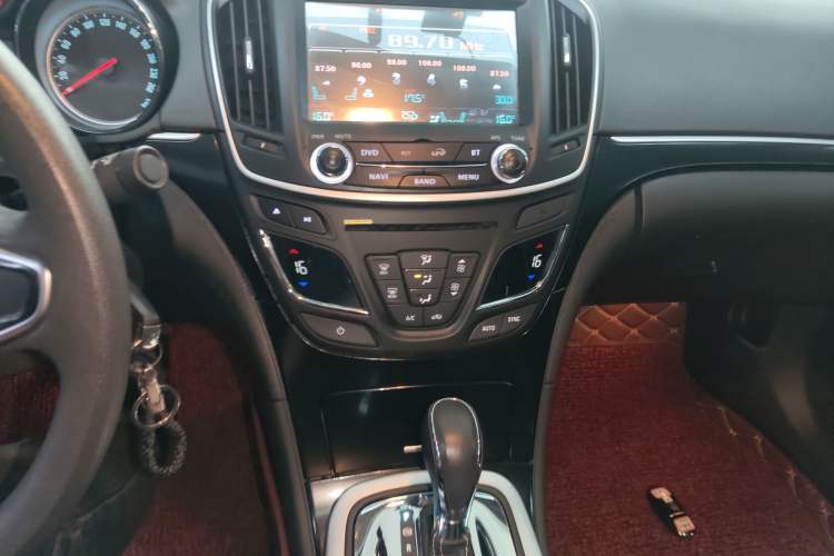 Used Buick Regal 2015 1.6T Leading Technology Model Audio And AC Panel