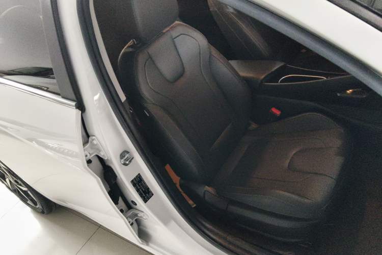 Used Hyundai Elantra 2022 1.5L CVT GLX Elite Edition Right Front Seat