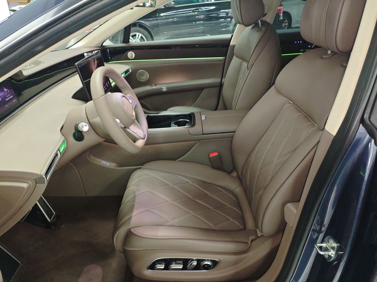 Переднее сиденье в автомобиле