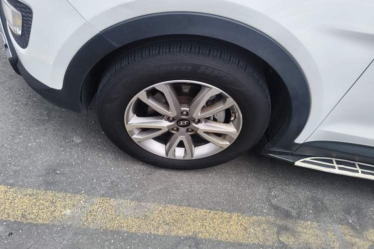 Used Hyundai Santa Fe 2013 Revised Version 2.4L Automatic All-Wheel Drive Luxury Trim