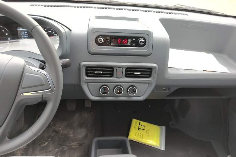 Used Wuling Yangguang 2024 300KM Comfort Version Passenger Van 75kW Audio And AC Panel