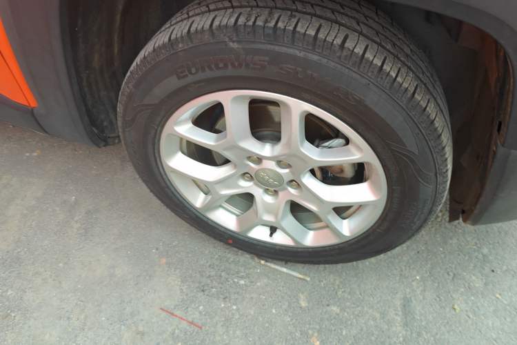 Used Jeep Renegade 2018 Connected Large Screen Version 180T Automatic Jingneng Version Right Front Wheel Hub