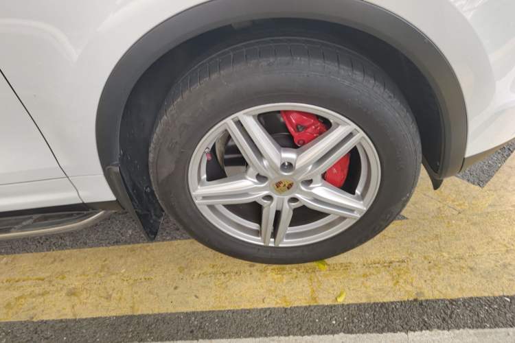 Used Porsche Cayenne 2016 Cayenne Platinum Edition 3.0T Right Front Wheel Hub