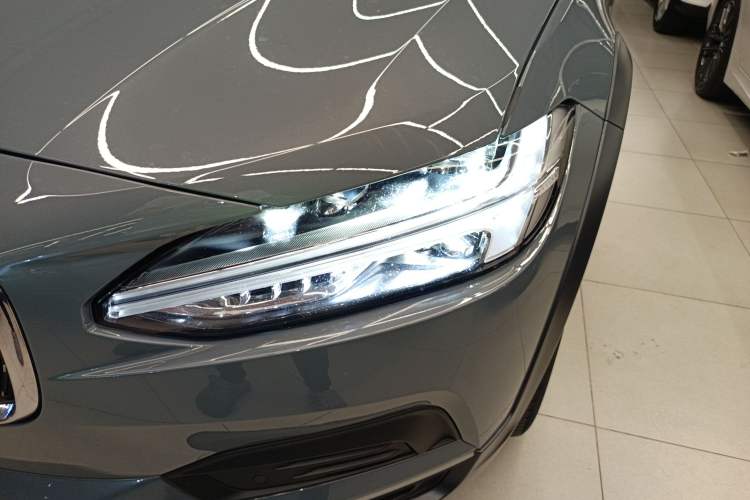 Used Volvo V90 2022 Cross Country B5 AWD Smart Range Edition
