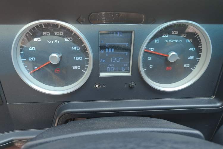 Used Iveco Daily 2020 2.5T A35 Passenger Van with Dual Tires Mid-Roof Design 5-9 Seater Side-Sliding Door China V Emission Standard
