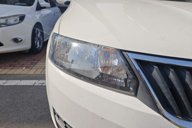 Used Skoda Rapid Spaceback 2016 Revised Version 1.6L Automatic Front-Drive Edition Right Front Headlight