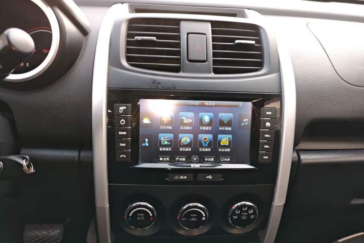 Used CHANGAN CX20 2014 1.4L IMT Sunroof Navigation Version China IV Standard Audio And AC Panel