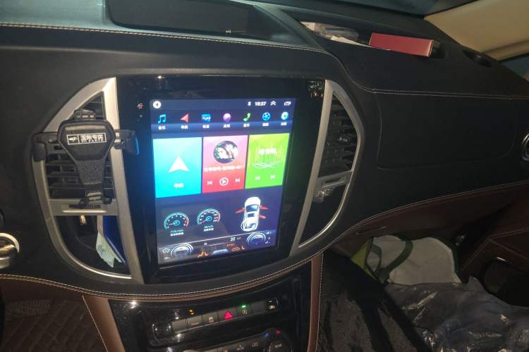 Used Mercedes-Benz Vito 2018 2.0T Elite Version 7 Seats China VI Emission Standard Audio And AC Panel