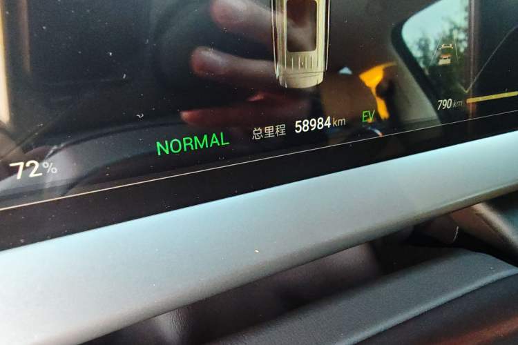 Used Denza D9 2024 DM-i 980 Four-Wheel Drive Prestige Model Odometer Close Up