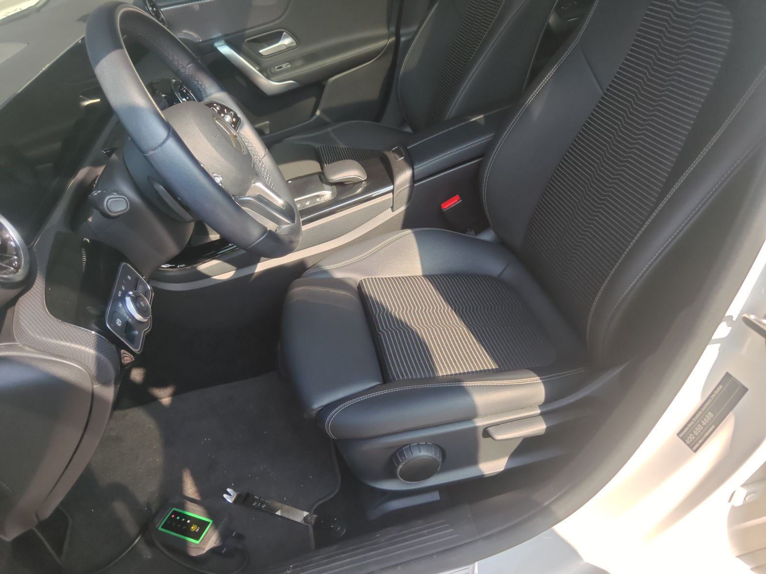 Переднее сиденье в автомобиле