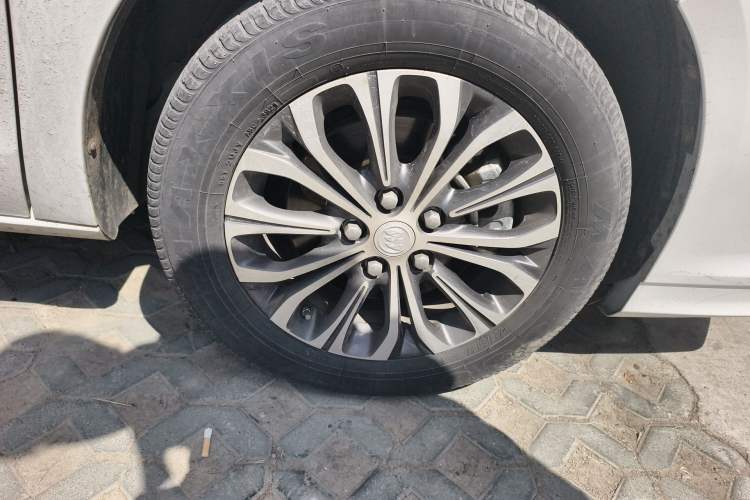 Used Buick GL8 2022 Land Cruiser Executive Class 652T Comfort Model Right Front Wheel Hub