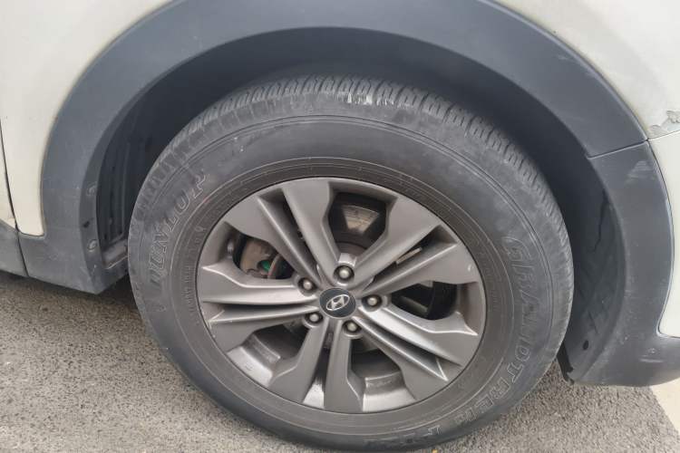 Used Hyundai Santa Fe 2015 2.4L Automatic Two-Wheel Drive Smart Version 5 Seats
