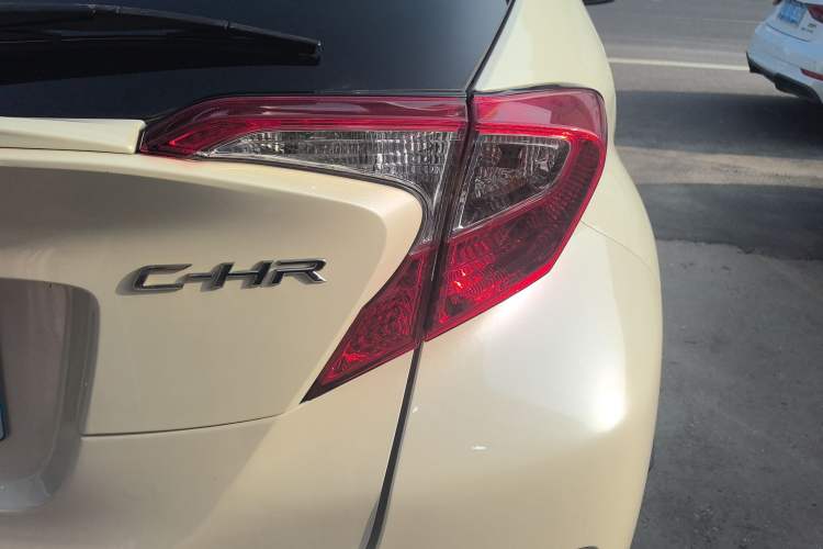 Used Toyota C-HR 2018 2.0L Leading with Sunroof China VI Standard
