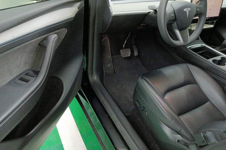 Used Tesla Model Y 2023 Long-Range All-Wheel-Drive Version
