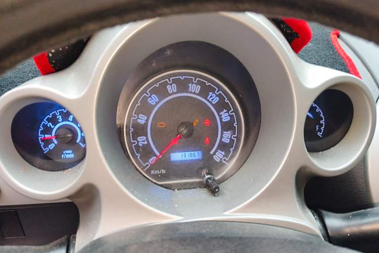 Used JAC Group Yueyue 2012 CROSS 1.0L Comfort Model
