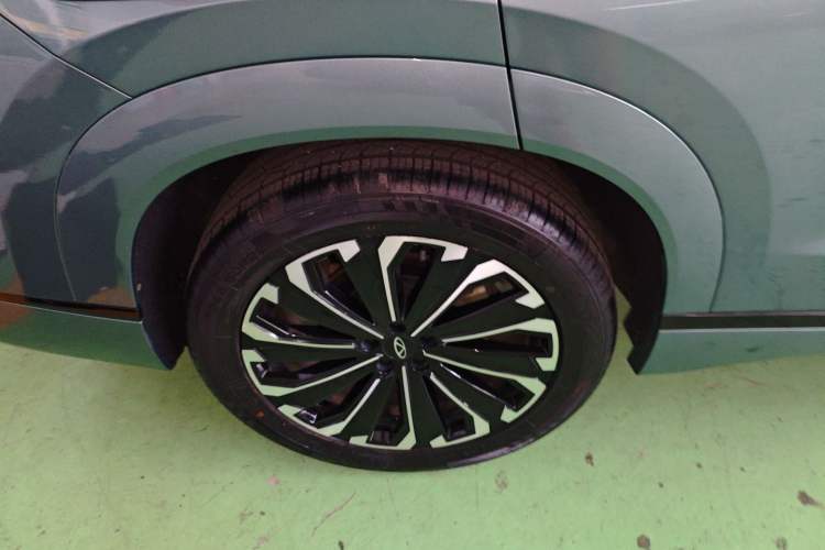 Used Chery Tiggo 9 2023 2.0T Dual-Clutch Two-Wheel Drive Prestige Version 5 Seats Right Rear Wheel Hub