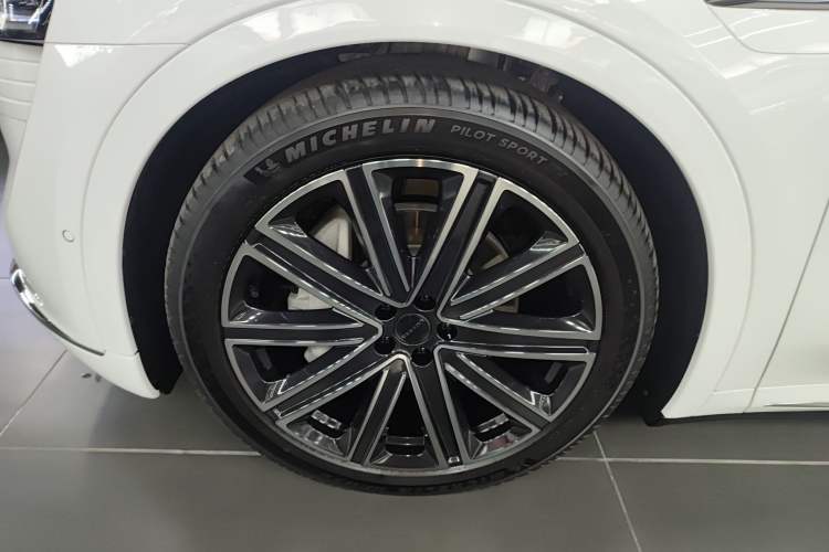 Used Hima Luxeed R7 2025 Range-Extended Version 251 km Max Exterior 1