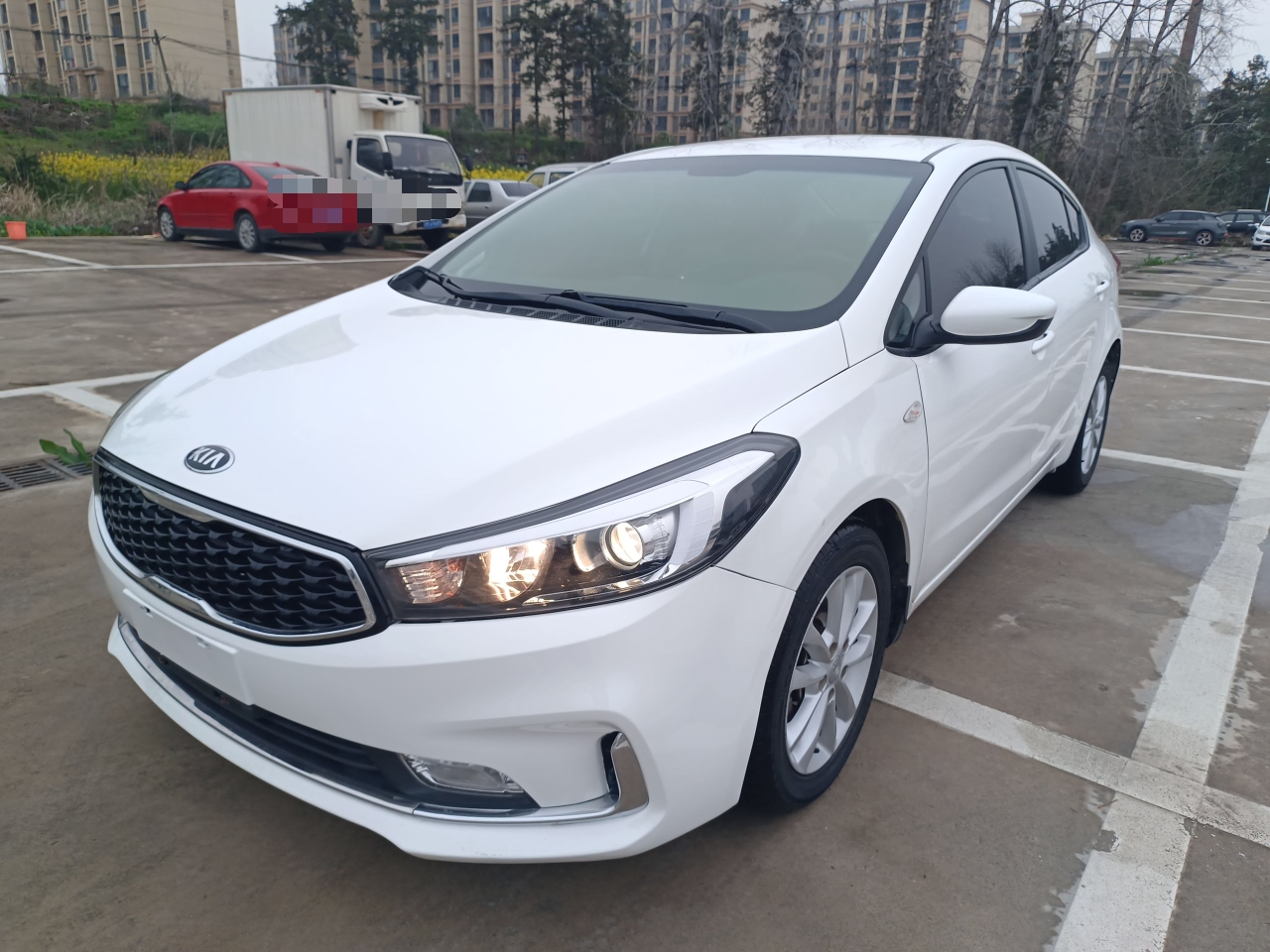 تحت مقدمة السيارة