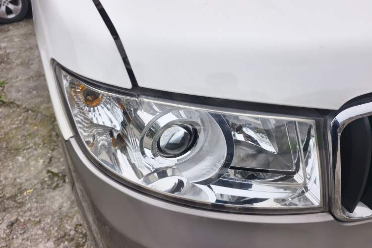 Used Jinbei New Hiace X30L CNG 2023 100L CNG Wealth Edition Bus 6/7 Seats No Air Conditioning SWCC15M
