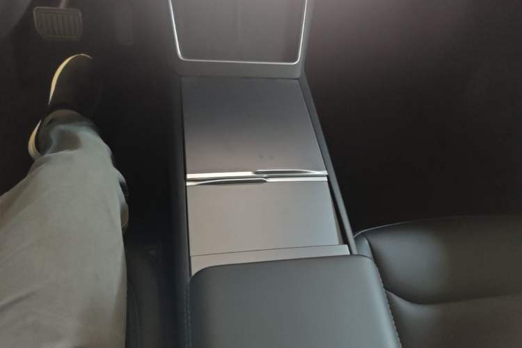 Used Tesla Model Y 2025 Rear-Wheel Drive First Edition Gear Lever