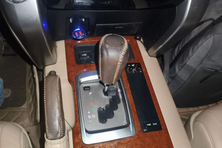 Used Toyota Land Cruiser 2012 4.0L Automatic VX Gear Lever