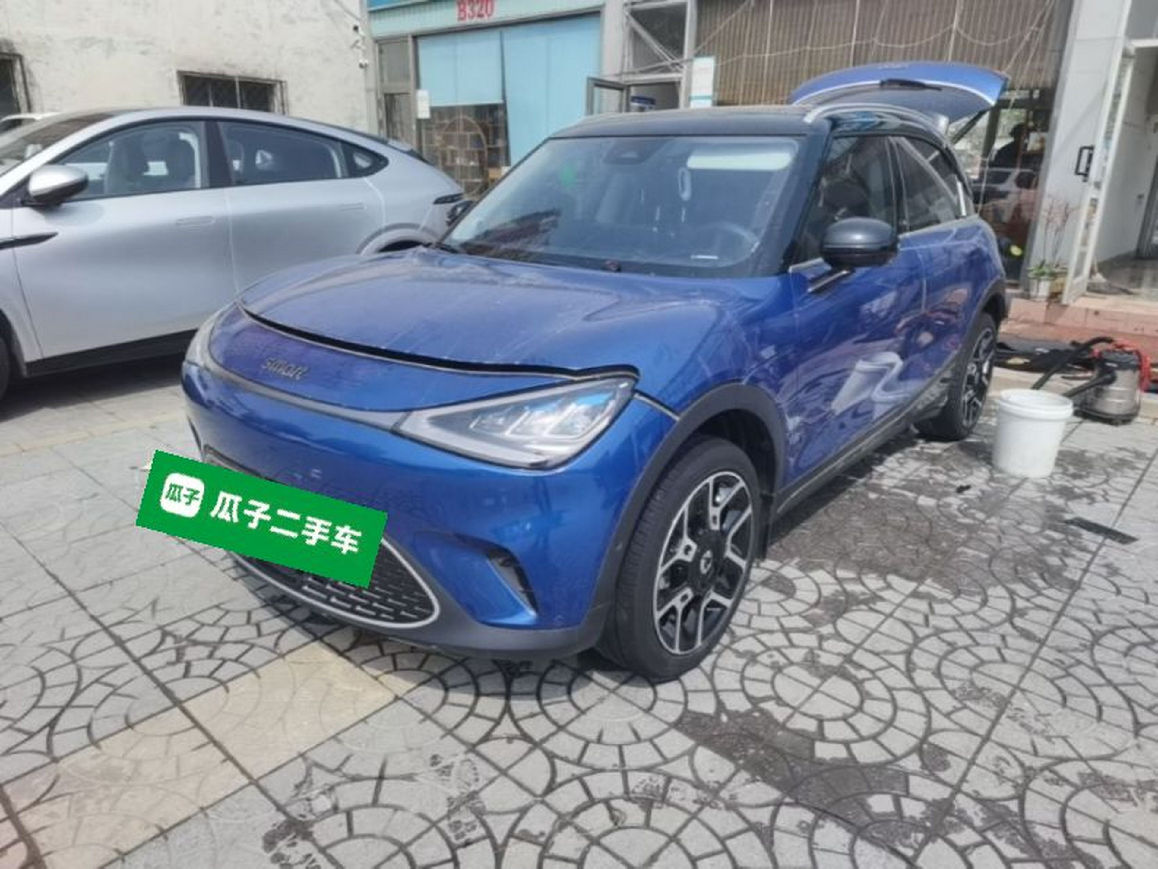 Под передней частью автомобиля